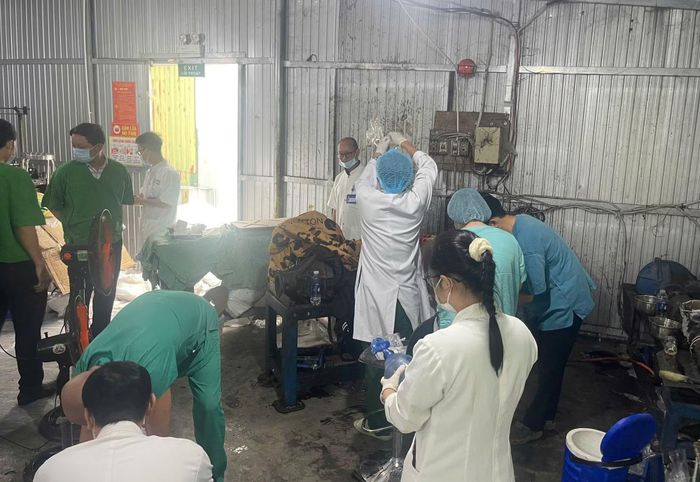 Lực lượng y tế đến hiện trường tham gia cấp cứu cho anh N.K.