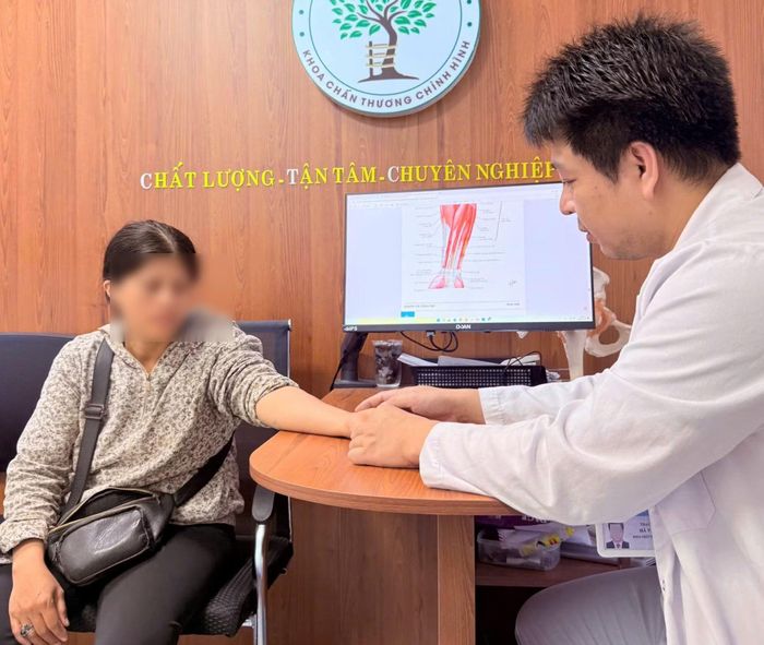 Nhiều người mắc hội chứng ống cổ tay đến khám tại bệnh viện.