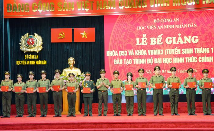 Trung tướng, PGS.TS Trịnh Ngọc Quyên trao bằng tốt nghiệp cho các học viên khóa VBMK3.