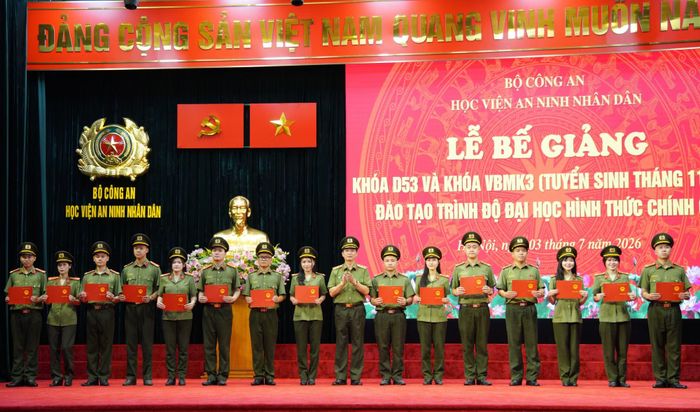 Trung tướng, PGS.TS Trịnh Ngọc Quyên, Giám đốc Học viện An ninh nhân dân trao bằng tốt nghiệp cho các học viên khóa D53.