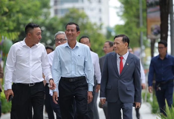 Lãnh đạo UBND tỉnh Vĩnh Long cùng các đại biểu tham quan dự án Khu dân cư trên đia bàn.