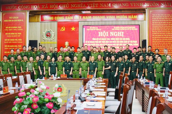 Các đại biểu chụp ảnh lưu niệm.