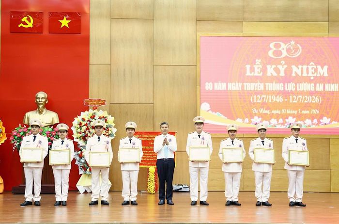Lãnh đạo UBND TP Đà Nẵng trao Bằng khen cho 8 tập thể có thành tích xuất sắc.