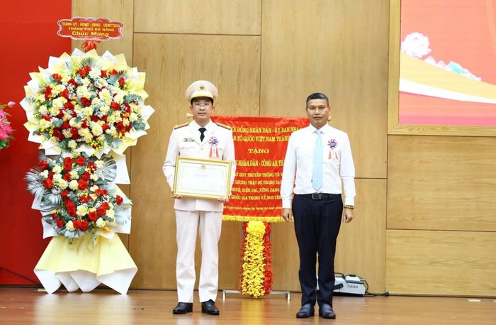 Đại tá Nguyễn Đại Đồng, Phó Giám đốc, Thủ trưởng Cơ quan ANĐT Công an TP Đà Nẵng nhận Bằng khen của UBND TP Đà Nẵng.