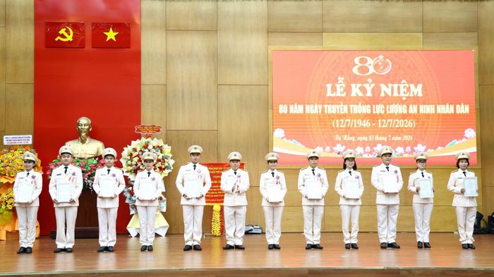 Lãnh đạo Công an TP Đà Nẵng tặng Giấy khen cho các tập thể, cá nhân tiêu biểu.