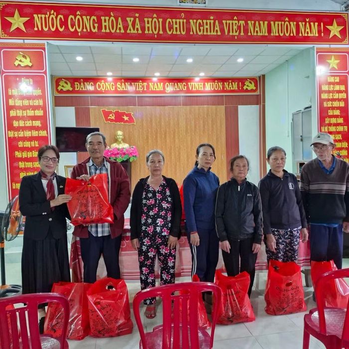 Anh hùng Nguyễn Thị Xoa (bên trái ngoài cùng) trong "hành trình" tiếp tục vì nhân dân phục vụ, trao quà từ thiện, hỗ trợ những đồng đội cũ, người dân có hoàn cảnh gặp nhiều khó khăn.