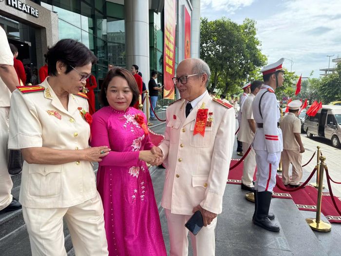 Anh hùng LLVTND Nguyễn Thị Xoa (trái) trong một cuộc họp mặt.
