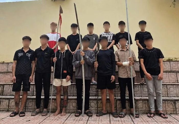 Nhóm thanh, thiếu niên cùng số hung khí nguy hiểm tại cơ quan Công an.