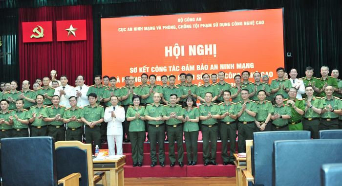 Các đại biểu tham dự hội nghị.