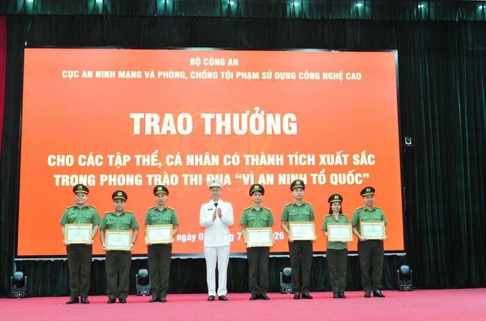 Thừa ủy quyền, Thượng tá Triệu Mạnh Tùng, Phó cục trưởng Cục An ninh mạng và phòng, chống tội phạm sử dụng công nghệ cao trao Bằng khen của Bộ trưởng Bộ Công an tặng các tập thể và cá nhân.