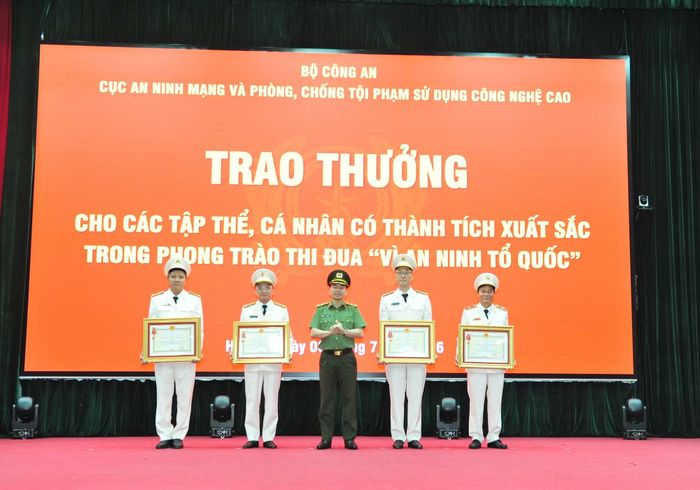 Thừa ủy quyền, Trung tướng Lê Xuân Minh trao Huân chương các hạng tặng các cá nhân.