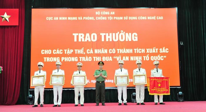 Thừa ủy quyền, Đại tá Hà Văn Bắc, Phó Cục trưởng Cục An ninh mạng và phòng, chống tội phạm sử dụng công nghệ cao trao Cờ thi đua và Bằng khen của Thủ tướng Chính phủ tặng các tập thể và cá nhân.