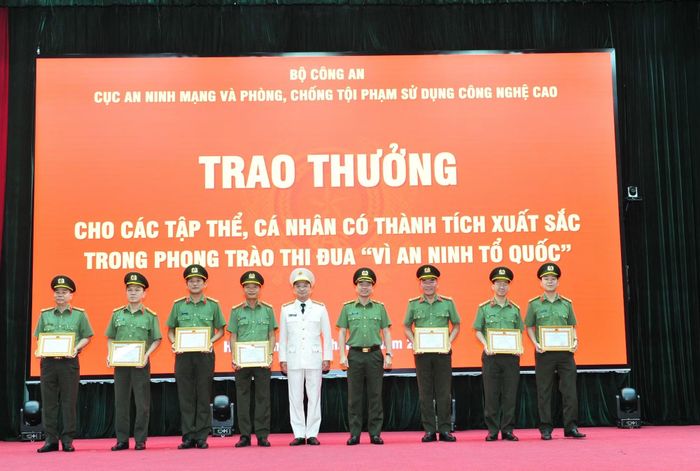 Trung tướng Lê Xuân Minh và Đại tá Nguyễn Bá Sơn, Phó Cục trưởng Cục an ninh mạng và phòng, chống tội phạm sử dụng công nghệ cao trao giấy khen tặng Phòng An ninh mạng và phòng, chống tội phạm sử dụng công nghệ cao, Công an các địa phương.