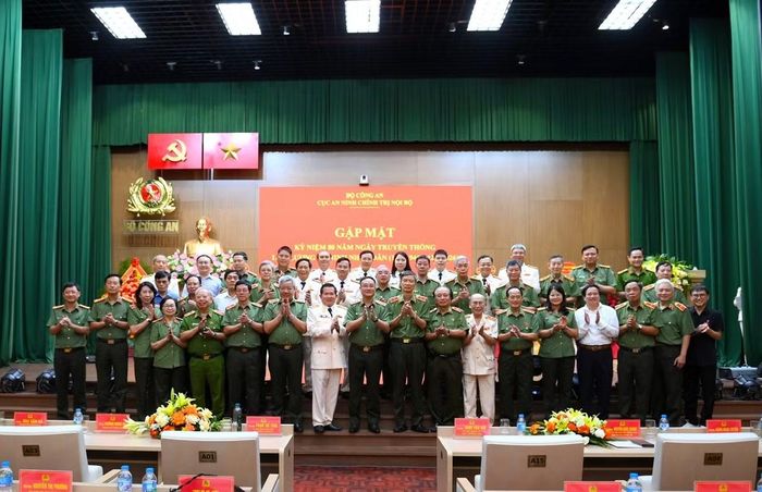 Thứ trưởng Phạm Thế Tùng chụp ảnh lưu niệm cùng các đại biểu dự buổi gặp mặt.
