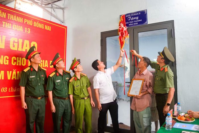 Các đơn vị thành viên Khối thi đua 13 cùng trao nhà cho gia đình ông Phạm Văn Hoàng.