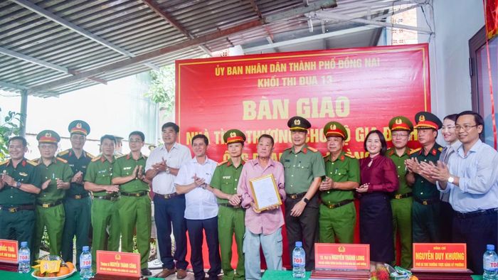 Đại biểu chụp ảnh lưu niệm cùng gia đình ông Phạm Văn Hoàng.