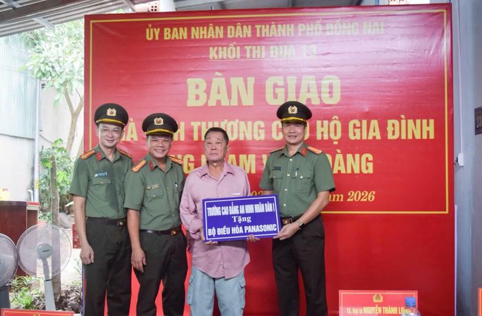 Trường Cao đẳng An ninh nhân dân I tặng quà cho gia đình ông Hoàng.