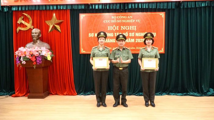 Đại tá Giang Văn Phú, Phó Cục trưởng Cục Hồ sơ nghiệp vụ trao Giấy khen của Cục trưởng Cục Hồ sơ nghiệp vụ tặng 2 tập thể có thành tích xuất sắc 6 tháng đầu năm 2026.