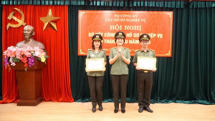 Thừa ủy quyền của lãnh đạo Bộ, Trung tướng Ngô Thị Hoàng Yến trao Bằng khen của Bộ trưởng Bộ Công an tặng tập thể, cá nhân có thành tích xuất sắc.