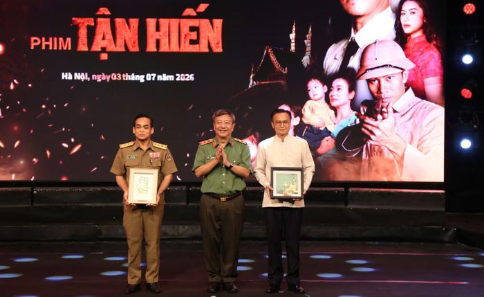 Trung tướng Đỗ Triệu Phong trao quà lưu niệm tặng đại diện Đại sứ quán Lào và Bộ Công an Lào.