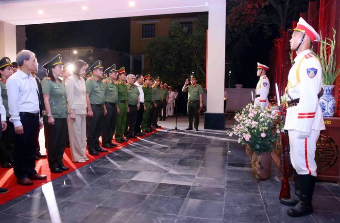 Trung tướng Nguyễn Thanh Tùng, Giám đốc Công an TP Hà Nội và các đại biểu dâng hương tưởng niệm các anh hùng, liệt sĩ.