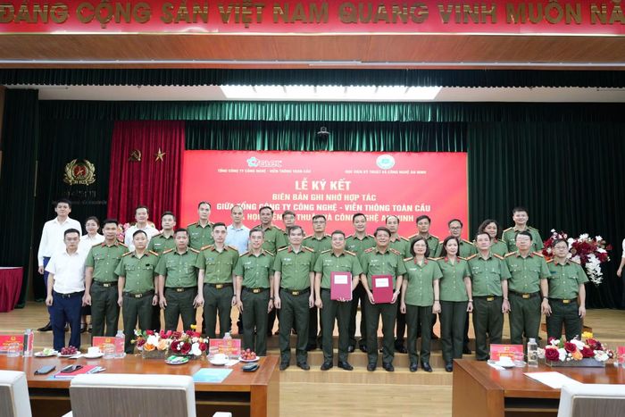 Các đại biểu chụp ảnh lưu niệm tại lễ ký kết.