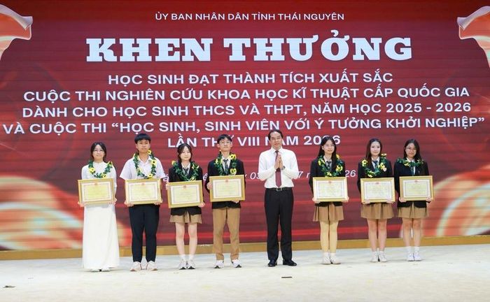 Đồng chí Bí thư Tỉnh ủy Trịnh Xuân Trường trao thưởng cho các học sinh đạt thành tích xuất sắc tại Cuộc thi nghiên cứu khoa học, kỹ thuật cấp quốc gia dành cho học sinh THCS và THPT, năm học 2025-2026 và Cuộc thi "Học sinh, sinh viên với ý tưởng khởi nghiệp" lần thứ VIII năm 2026. Ảnh TNGOV