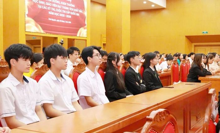 Các học sinh tiêu biểu dự Hội nghị. Ảnh TNGOV