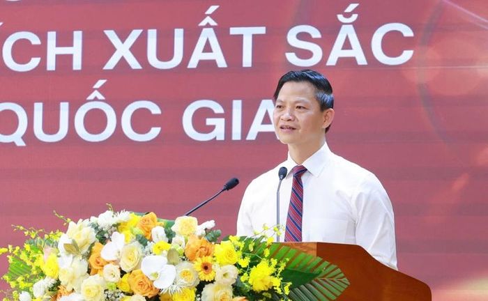 Đồng chí Vương Quốc Tuấn, Ủy viên Ban Chấp hành Trung ương Đảng, Phó Bí thư Tỉnh ủy, Chủ tịch UBND tỉnh phát biểu, ghi nhận, biểu dương những nỗ lực và thành tích xuất sắc của học sinh, giáo viên và toàn ngành giáo dục của tỉnh. Ảnh TNGOV
