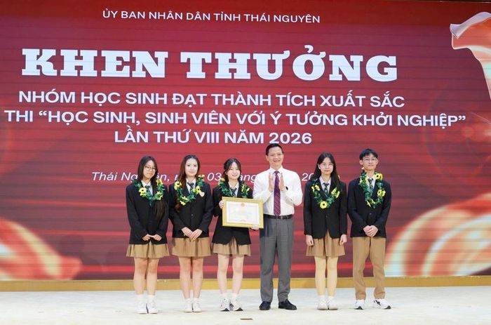 Đồng chí Chủ tịch UBND tỉnh Vương Quốc Tuấn trao thưởng cho nhóm học sinh đạt thành tích xuất sắc tại Cuộc thi "Học sinh, sinh viên với ý tưởng khởi nghiệp" lần thứ VIII năm 2026