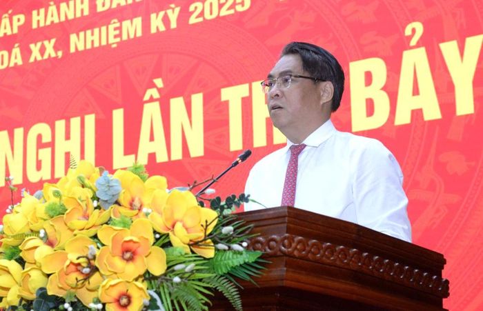 Đồng chí Phan Thăng An, Ủy viên Trung ương Đảng, Bí thư Tỉnh ủy, Chủ tịch HĐND tỉnh phát biểu khai mạc hội nghị.