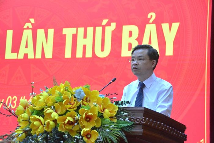 Đồng chí Bế Thanh Tịnh, Phó Bí thư Thường trực Tỉnh ủy, Trưởng Đoàn đại biểu Quốc hội tỉnh trình bày Báo cáo tóm tắt kết quả, công tác 6 tháng đầu năm; phương hướng, nhiệm vụ công tác 6 tháng cuối năm 2026 tại hội nghị.