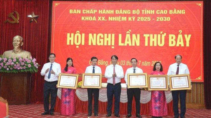 Thừa ủy quyền của Chủ tịch nước, đồng chí Phan Thăng An, Bí thư Tỉnh ủy, Chủ tịch HĐND tỉnh trao tặng Huân chương Lao động cho các đồng chí lãnh đạo tỉnh.