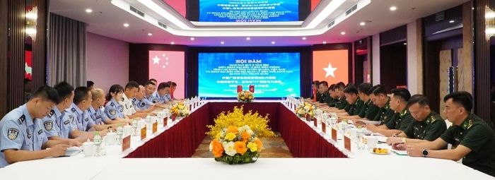 Đại biểu hai bên dự buổi hội đàm.