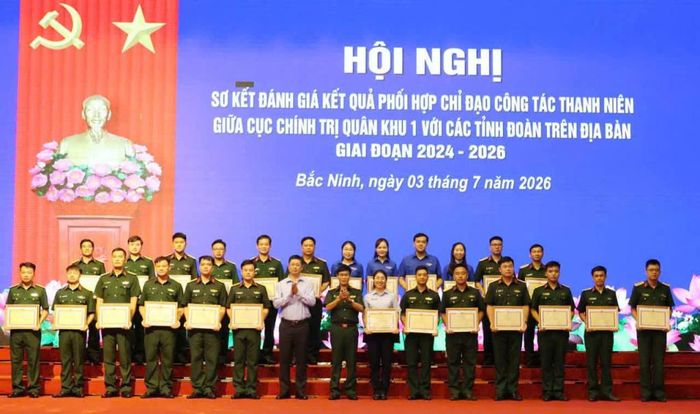 Các tập thể, cá nhân có thành tích xuất sắc được khen thưởng tại hội nghị.