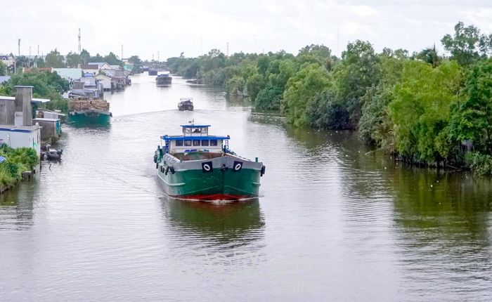 Hiện toàn tỉnh có 167 tuyến sông, kênh chính, đáp ứng nhu cầu vận tải hàng hoá khối lượng lớn.
