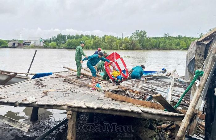 Sạt lở khiến căn nhà sau của gia đình ông Dương Văn Nước (ấp Khai Long, xã Đất Mũi) bị hư hỏng hoàn toàn.