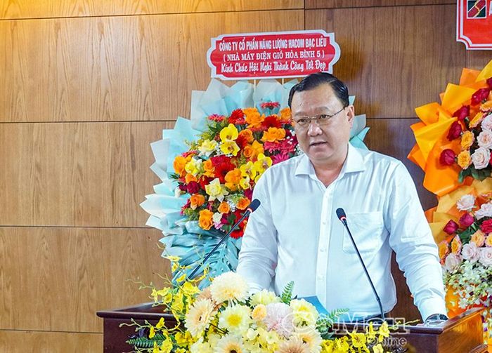 Đồng chí Huỳnh Công Quân, Giám đốc Sở Tài chính, trình bày báo cáo sơ kết 1 năm thực hiện Nghị quyết số 68-NQ/TW về phát triển kinh tế tư nhân trên địa bàn tỉnh.