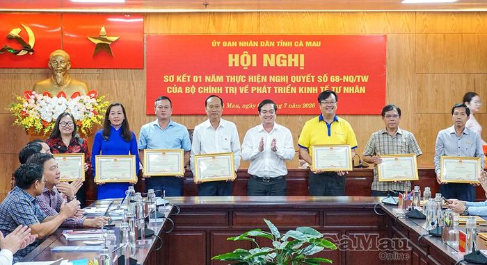 Đồng chí Nguyễn Bình Tân, Ủy viên Ban Thường vụ Tỉnh ủy, Phó Trưởng đoàn chuyên trách Đoàn đại biểu Quốc hội tỉnh (ảnh trên) và đồng chí Huỳnh Chí Nguyện, Phó Chủ tịch UBND tỉnh, trao Bằng khen cho các doanh nghiệp có nhiều đóng góp.
