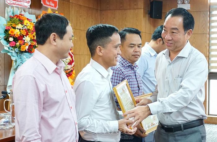  Đồng chí Lữ Quang Ngời, Phó Bí thư Tỉnh ủy, Chủ tịch UBND tỉnh, trao Bằng khen cho các doanh nghiệp có nhiều đóng góp, đồng hành cùng các hoạt động, sự kiện của tỉnh.