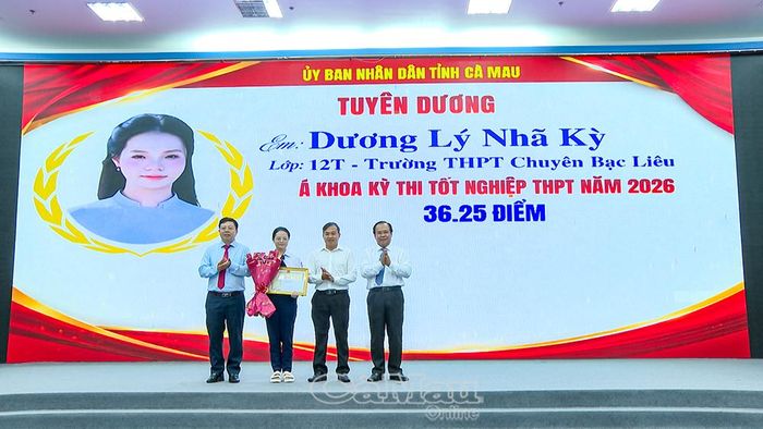 Phó Chủ tịch UBND tỉnh Nguyễn Minh Luân và Giám đốc Sở Giáo dục và Đào tạo Nguyễn Văn Nguyên trao Bằng khen của Chủ tịch UBND tỉnh tặng em Quách Tuấn Đạt, học sinh lớp 12B, Trường Phổ thông Hermann Gmeiner và em Dương Lý Nhã Kỳ, học sinh lớp 12T, Trường THPT Chuyên Bạc Liêu, á khoa Kỳ thi tốt nghiệp THPT năm 2026 tỉnh Cà Mau. 