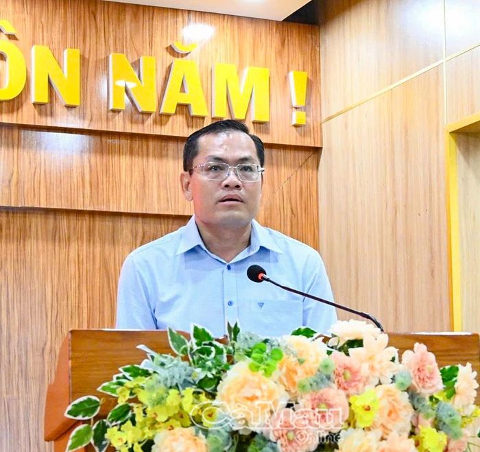 Đồng chí Ngô Vũ Thăng, Phó Chủ tịch UBND tỉnh, báo cáo tình hình kinh tế - xã hội 6 tháng đầu năm.