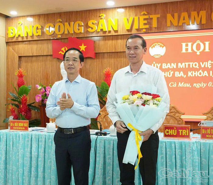  Đồng chí Hồ Thanh Thủy tặng hoa chúc mừng đồng chí Lý Công Bắc được hiệp thương cử giữ chức Phó Chủ tịch Ủy ban MTTQ Việt Nam tỉnh Cà Mau, nhiệm kỳ 2025-2030.