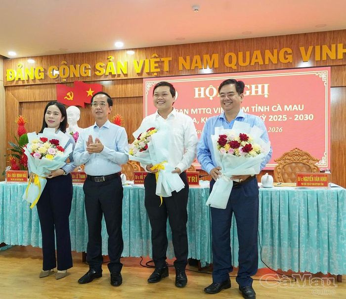 Đồng chí Hồ Thanh Thủy, Phó Bí thư Tỉnh ủy, Chủ tịch Ủy ban MTTQ Việt Nam tỉnh Cà Mau, tặng hoa chúc mừng các Ủy viên Ủy ban MTTQ Việt Nam tỉnh Cà Mau vừa được hiệp thương cử bổ sung.