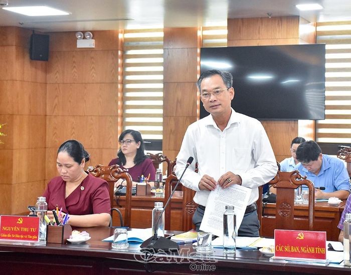  Đồng chí Nguyễn Văn Khởi, Phó Chủ tịch Ủy ban MTTQ Việt Nam tỉnh Cà Mau, báo cáo tình hình triển khai nguồn quỹ hỗ trợ cho các địa phương thực hiện xây dựng nhà ở cho hộ dân.