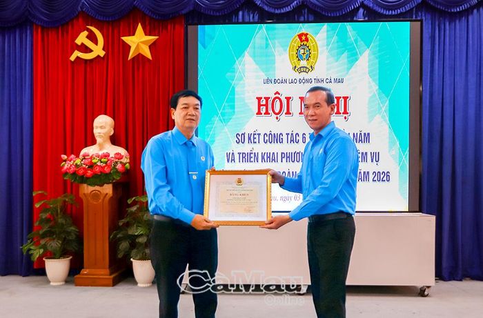 Phó Chủ tịch Ủy ban MTTQ Việt Nam tỉnh Cà Mau, Chủ tịch LĐLĐ tỉnh Lý Công Bắc (bên phải) trao Bằng khen cho Công đoàn cơ sở Trường Cao đẳng Y tế Cà Mau - tập thể điển hình tiên tiến trong học tập và làm theo tư tưởng, đạo đức, phong cách Hồ Chí Minh giai đoạn 2023-2025.
