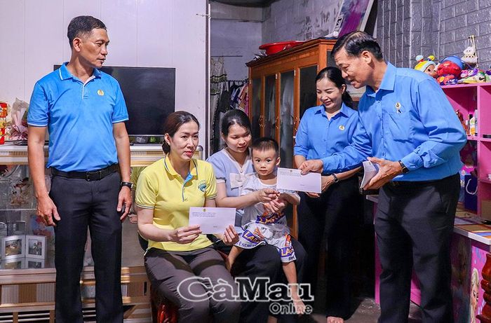  Đoàn công tác LĐLĐ tỉnh thăm hỏi, trao quà cho đoàn viên, người lao động tại khu nhà trọ của Công ty Cổ phần Xuất nhập khẩu Thủy sản Năm Căn (xã Đất Mới) trong Tháng Công nhân năm 2026. (Ảnh minh họa)