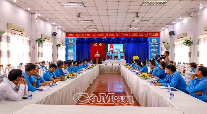 Đại biểu tham dự hội nghị xem video clip tổng kết hoạt động công đoàn 6 tháng đầu năm 2026.