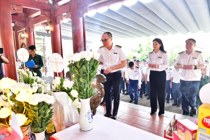 Đoàn công tác dâng hương tưởng niệm các anh hùng liệt sĩ tại Khu di tích Truông Bồn; thành kính dâng hương, dâng hoa, tưởng niệm 13 Thanh niên xung phong Đại đội 317 và 1.240 anh hùng liệt sĩ đã anh dũng hy sinh tại “tọa độ lửa” Truông Bồn. Ảnh: N. Lộc