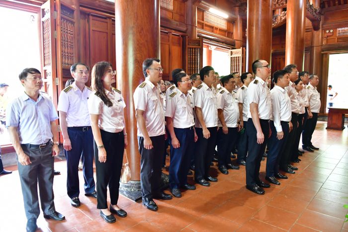 Tổng Kiểm toán nhà nước Nguyễn Hữu Nghĩa cùng Đoàn công tác dâng hương tại Khu di tích Kim Liên. Ảnh: N. Lộc